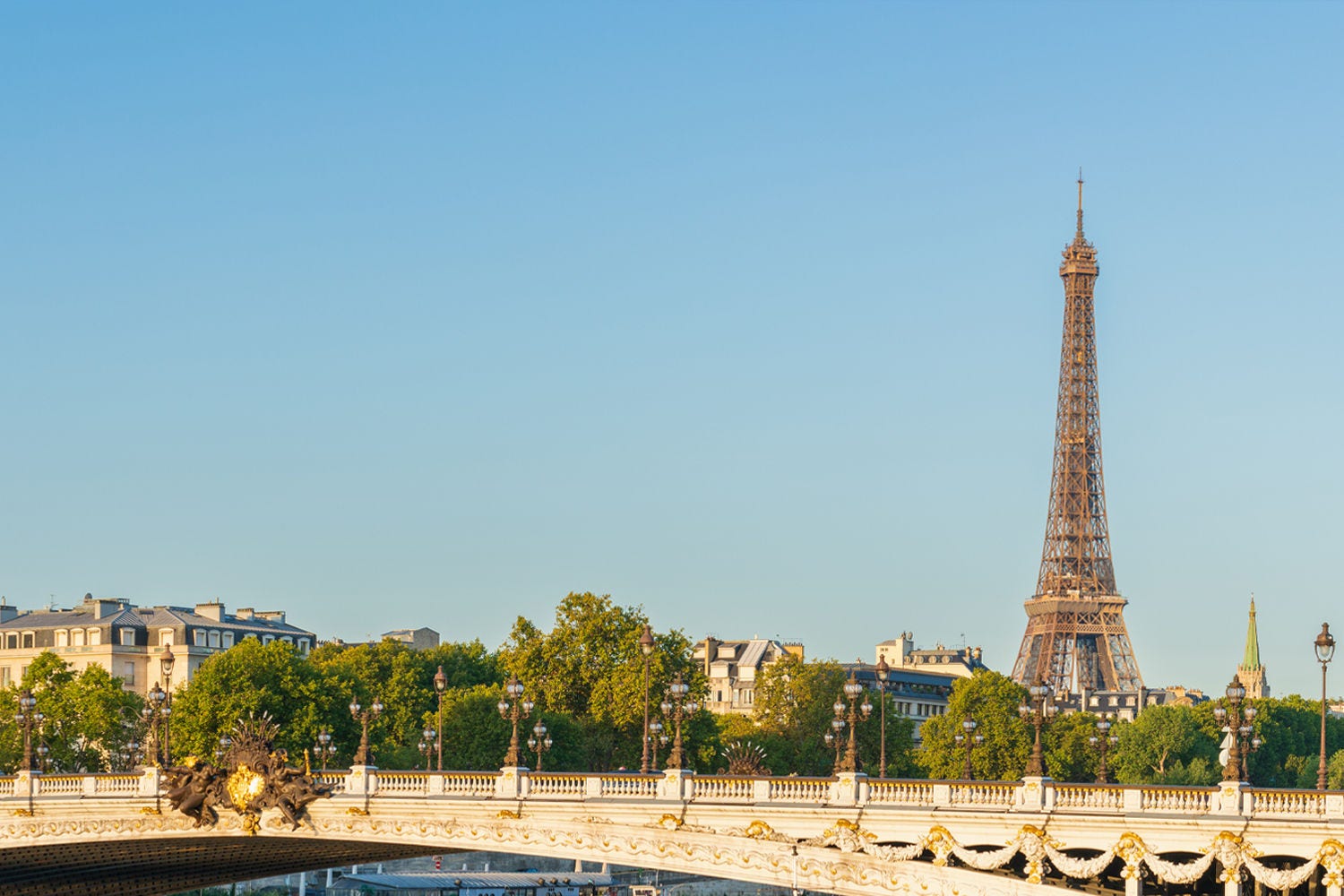 Eiffel Tower in daylight without overlay tall-skyscrapers-in-perspective