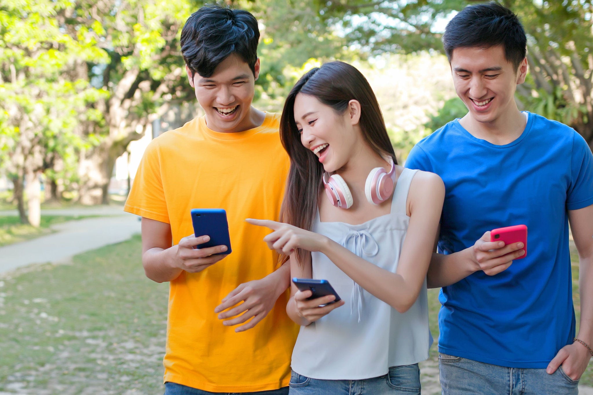 Three teens with phones smiling ai-study-snip4