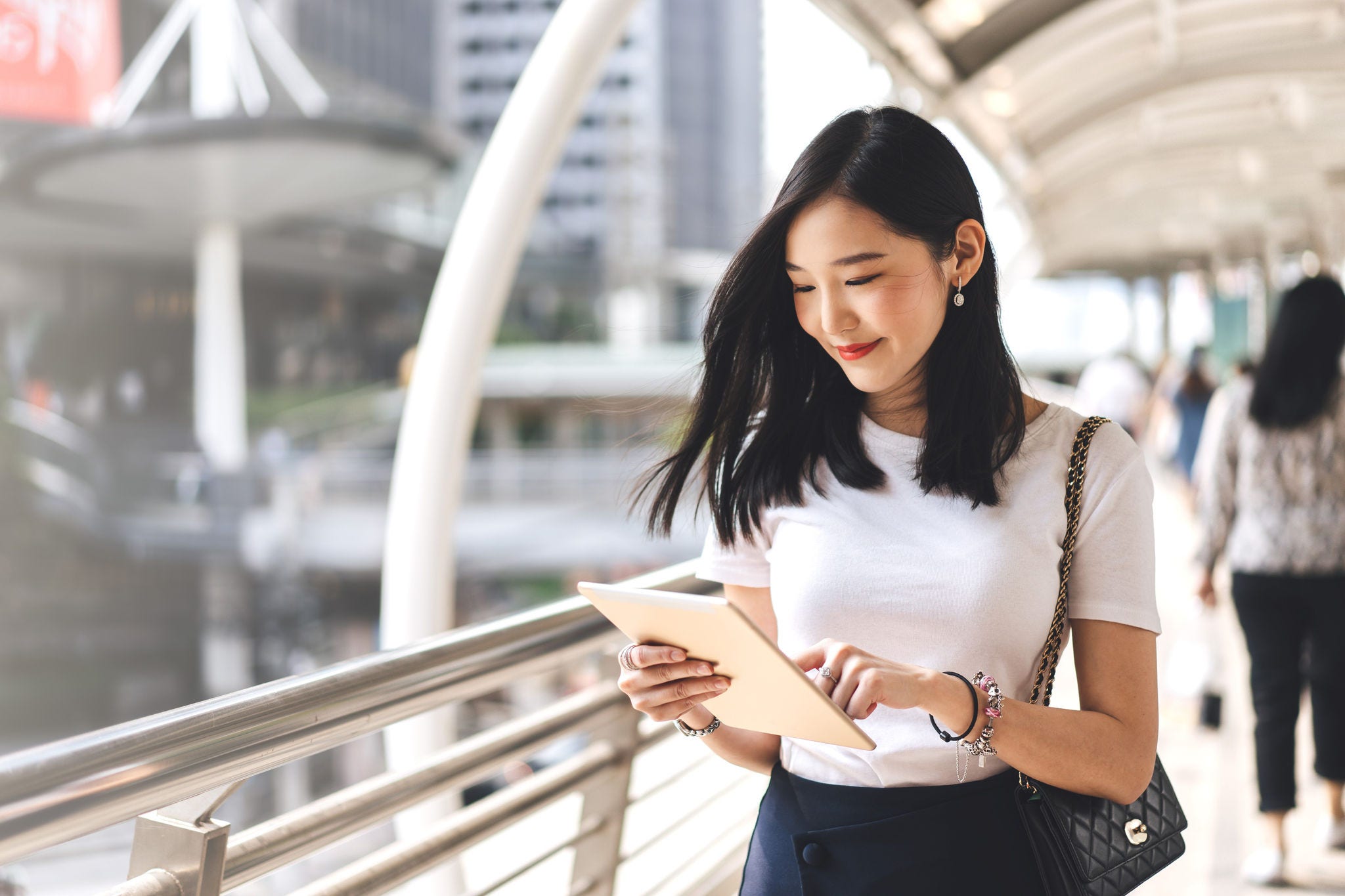 Woman looking at tablet smiling ai-study-snip2